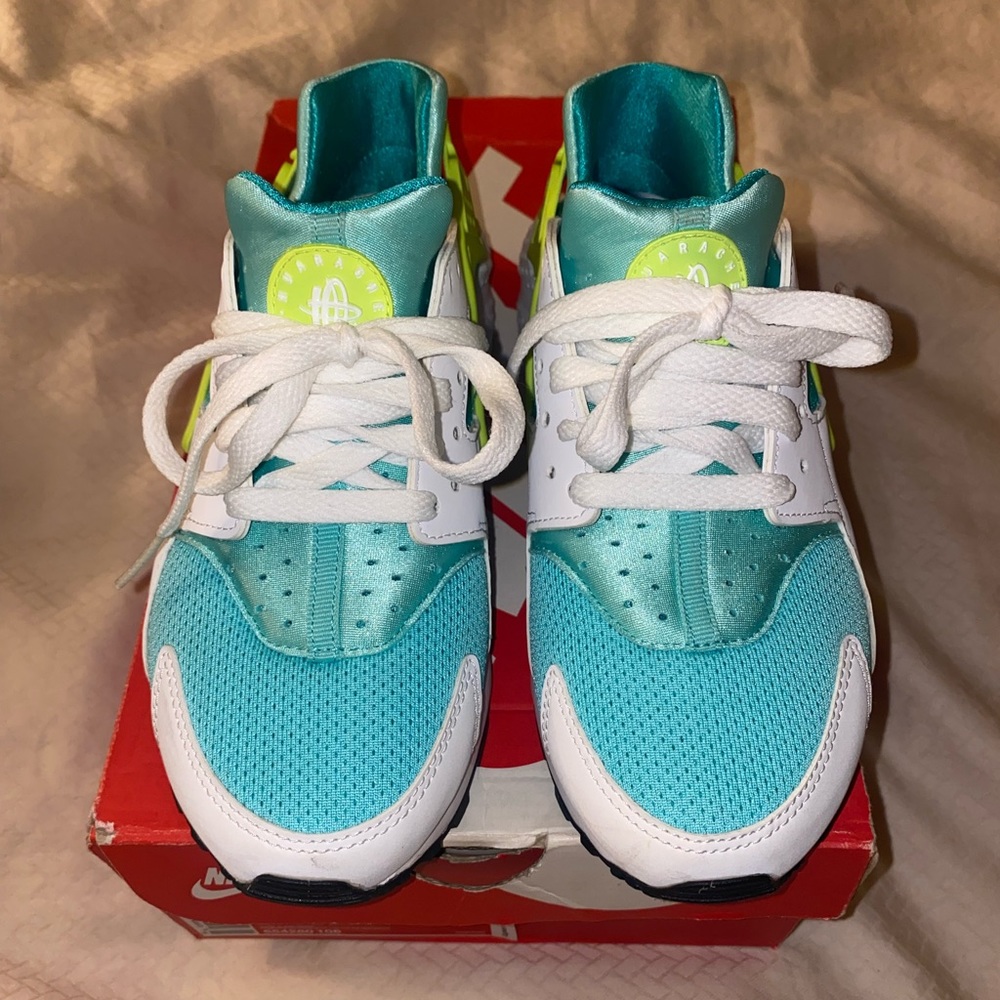 Women’s 5.5 Nike Huarache white/volt hyper turquoise with box